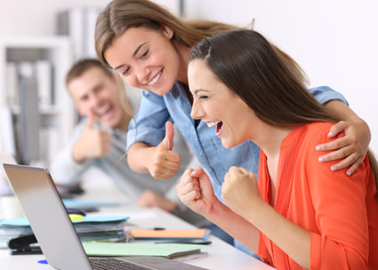 Mitarbeitende am Arbeitstisch Des collaborateurs dans un bureau